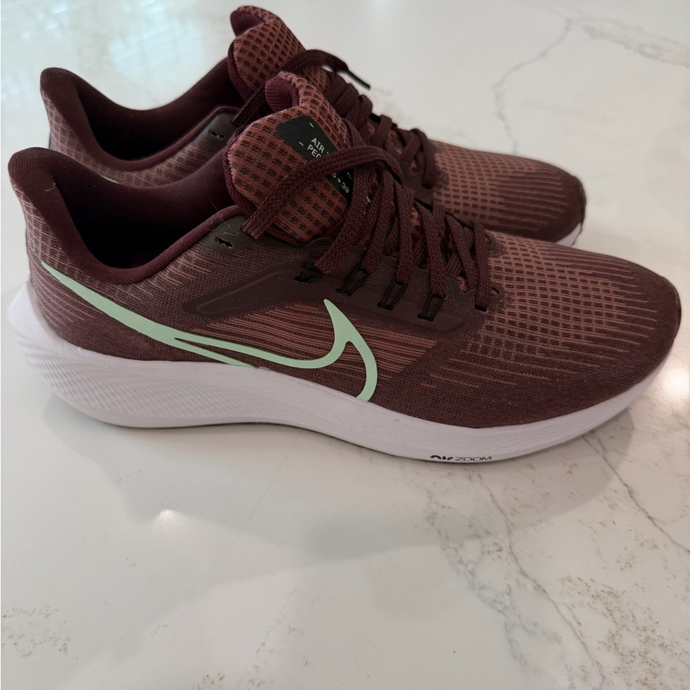 Nike men’s Maroon air zoom Pegasus 39 Running Shoes with Mint Swoosh